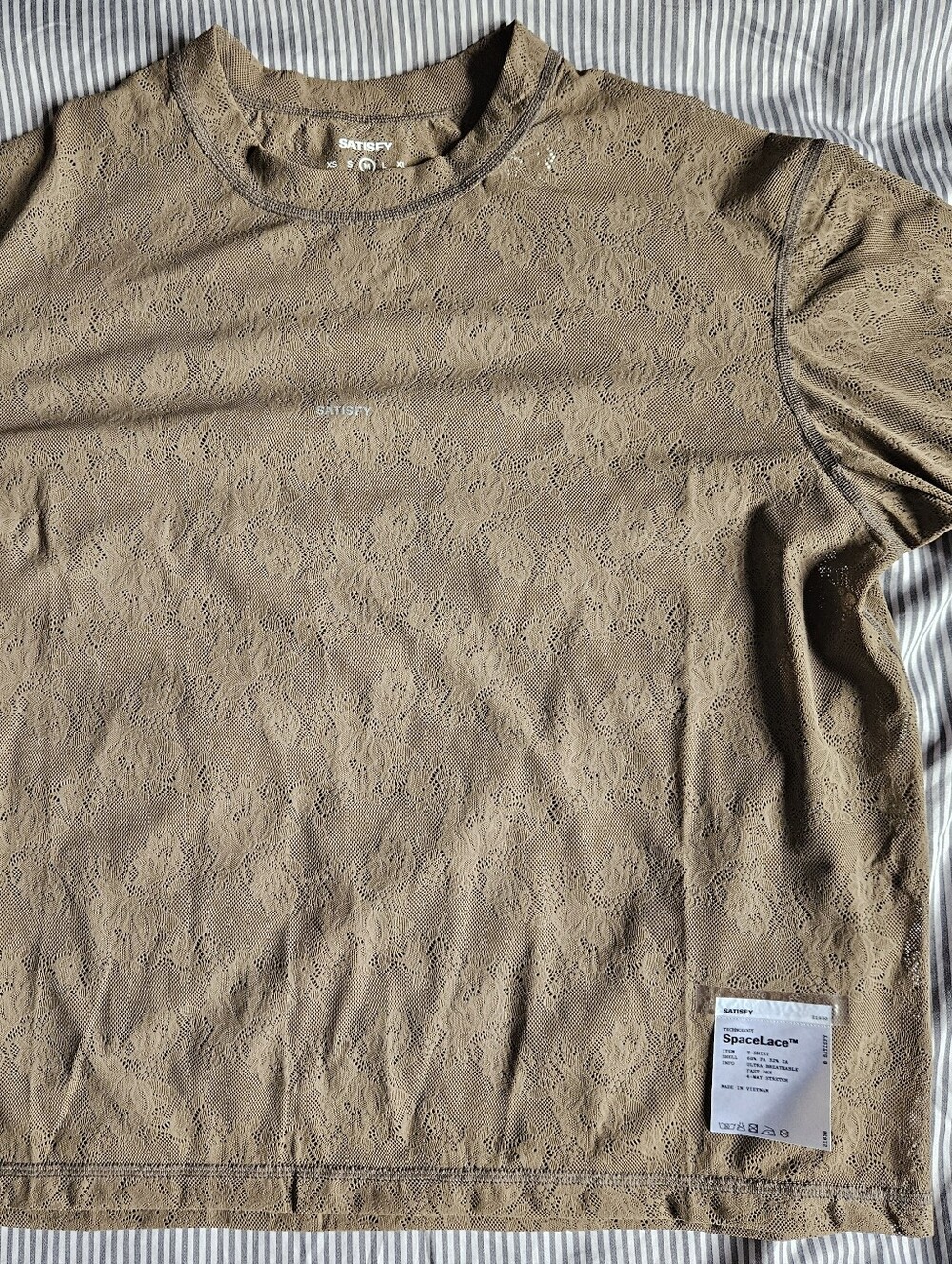 NWT - SATISFY RUNNING Women's SpaceLace T-shirt in Shitake (Taupe) - Size M